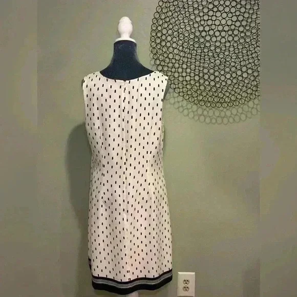 Ann Taylor - Sleeveless lined white dress with design - Size 12 - Picture 3 of 5